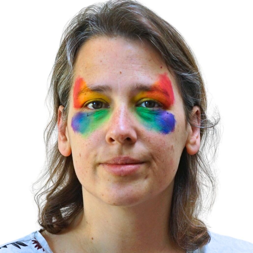 Zo schmink je een sprankelend Pride Masker