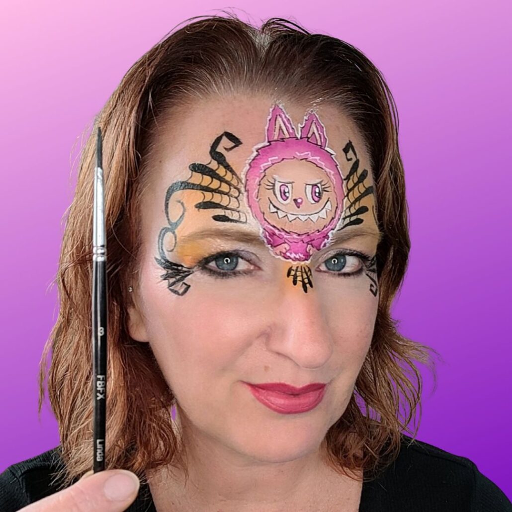 Halloween-krullen en spinnenwebben toegevoegd rond het Labubu gezichtje met zwarte schmink voor een complete Halloween schmink look