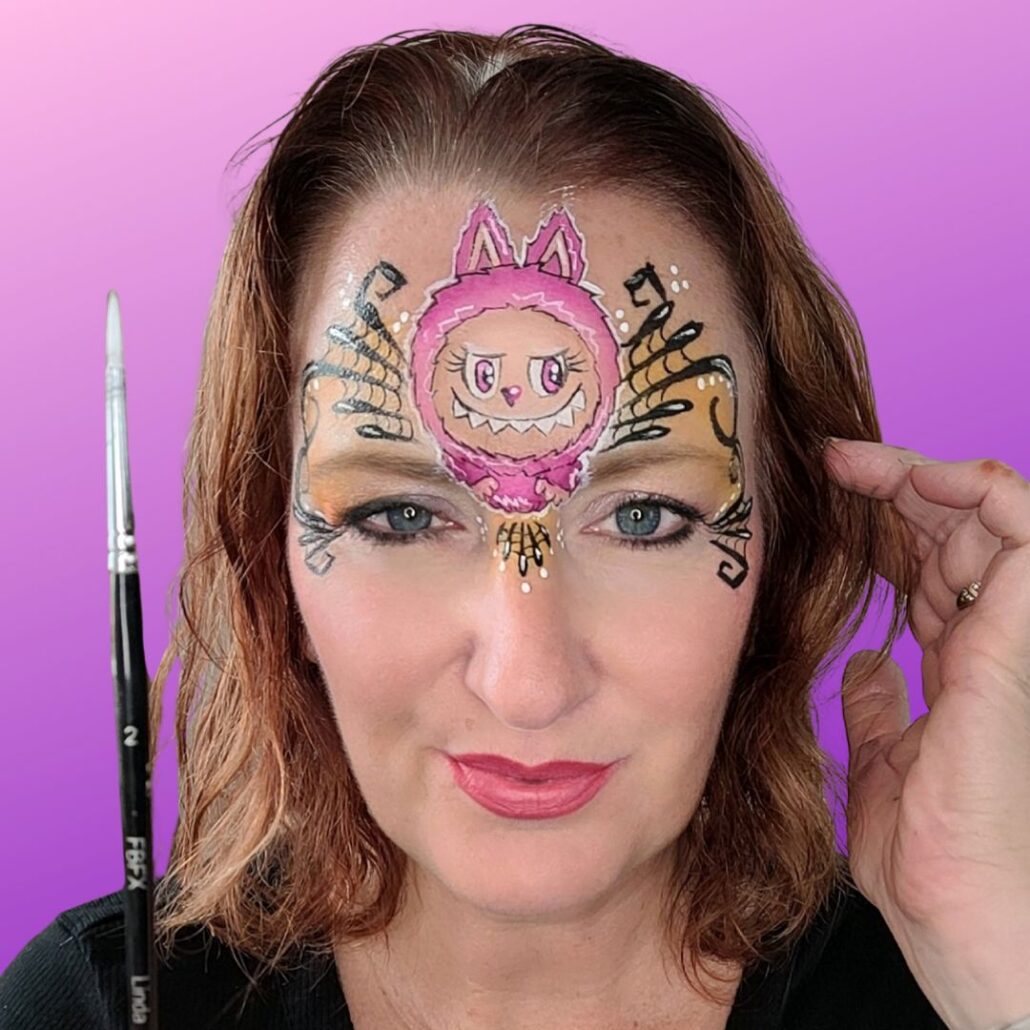 Eindresultaat van de Labubu schmink met zwarte krullen, witte stipjes en highlights rond het gezichtje, perfect voor Halloween schminken