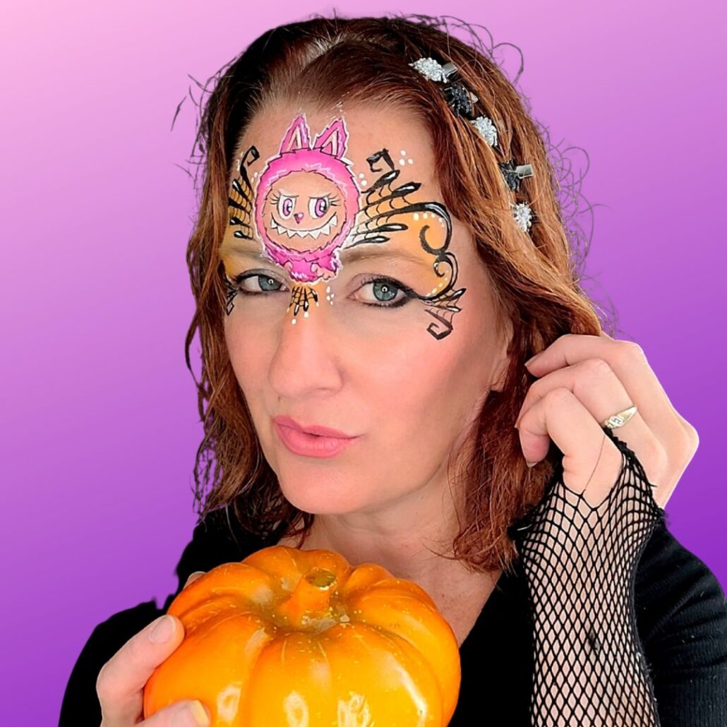 Het eindresultaat van de Labubu schmink tutorial met een pompoen in hand, ideaal als Halloween schmink voorbeeld voor kinderen en volwassenen