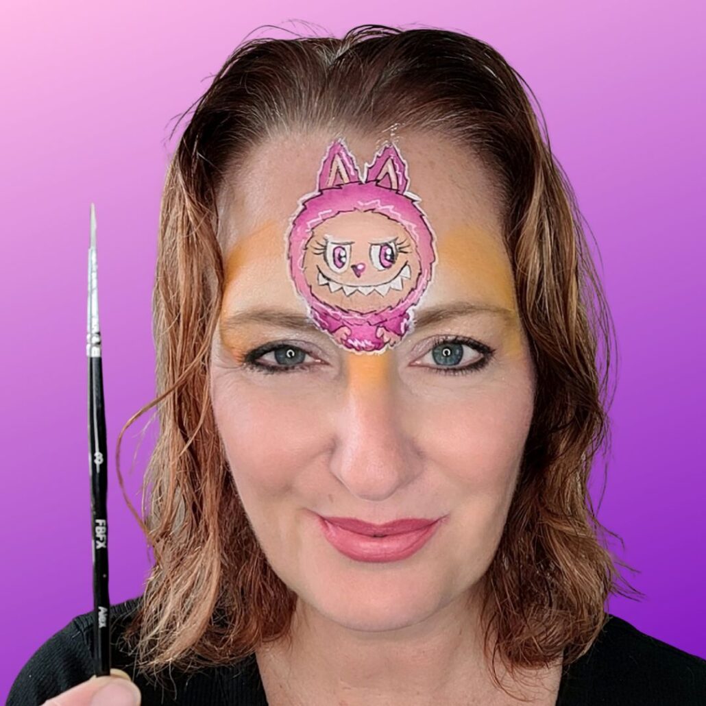 Labubu schmink look krijgt witte accenten en highlights voor een 3D-effect, afgewerkt met een liner penseel van SchminkenGrime.nl