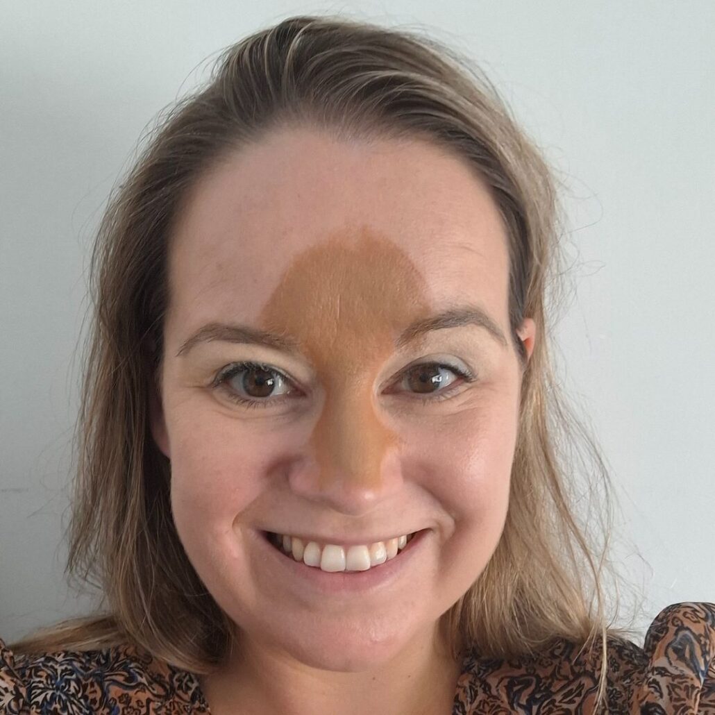 Schmink Giraffe basislaag in lichtbruin aangebracht op voorhoofd en neus, verkrijgbaar bij SchminkenGrime.nl