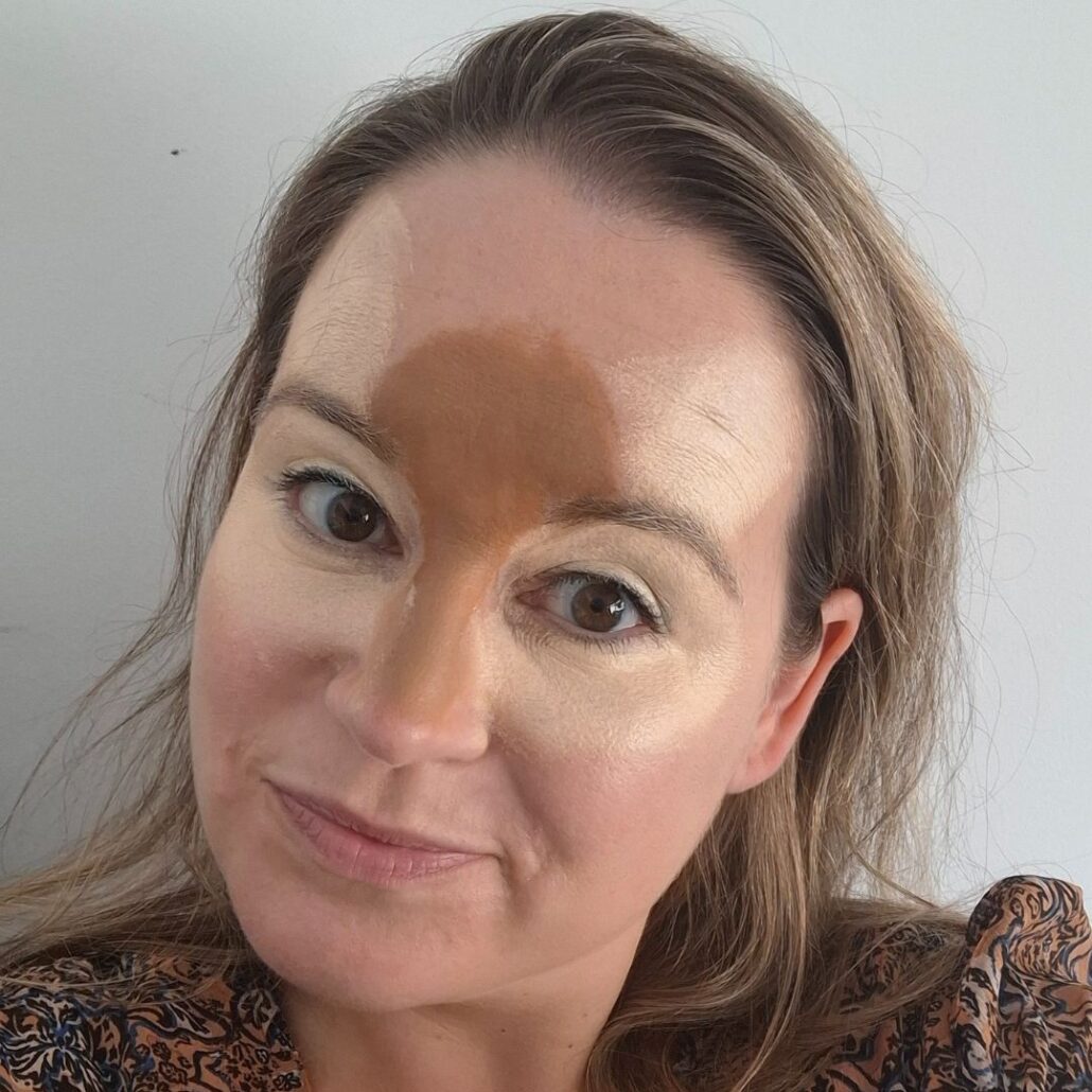 Schmink Giraffe antennes en oren geschminkt met donkerbruine schmink, verkrijgbaar bij SchminkenGrime.nl