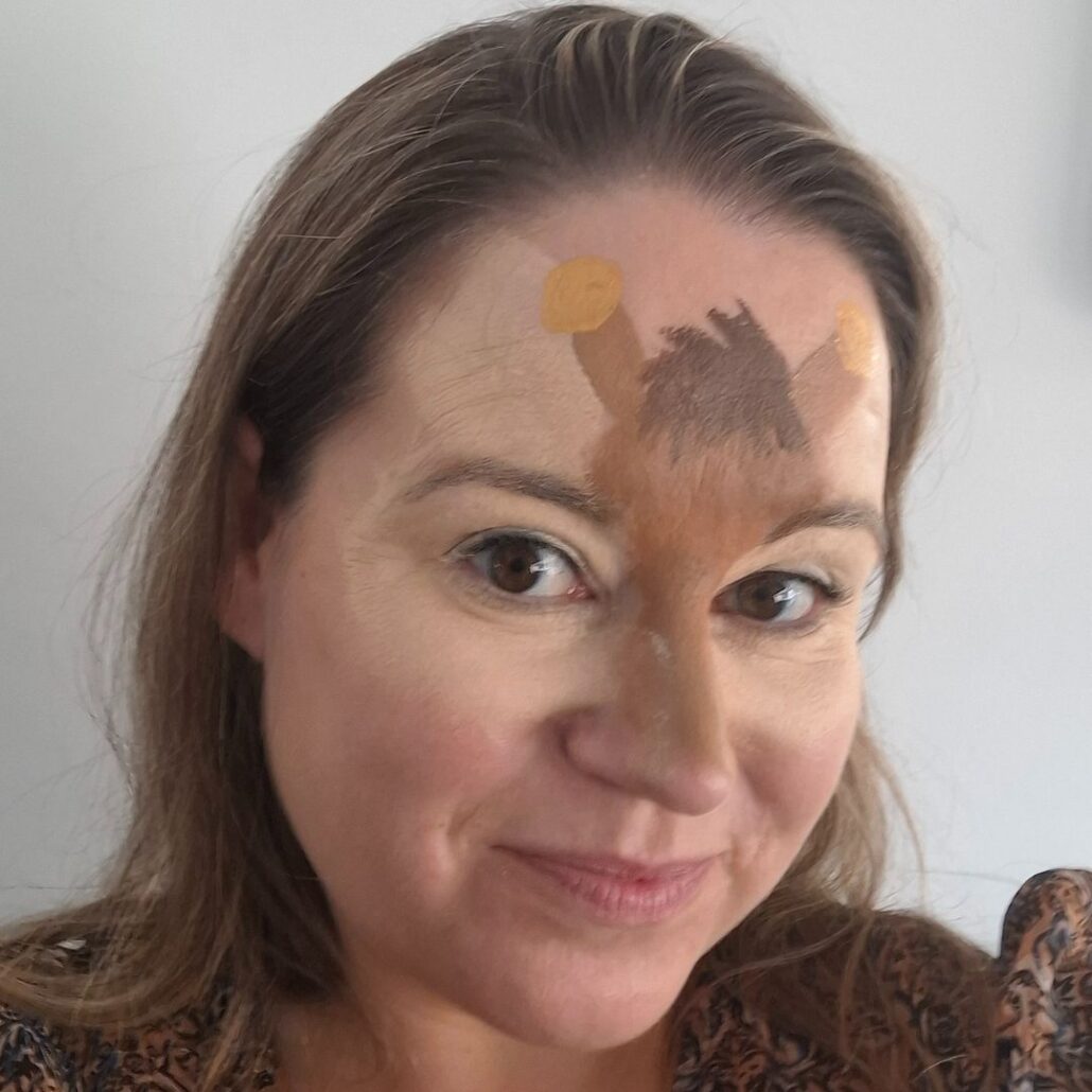 Schmink Giraffe vlekken gemaakt met stencil en vinger dauber, verkrijgbaar bij SchminkenGrime.nl