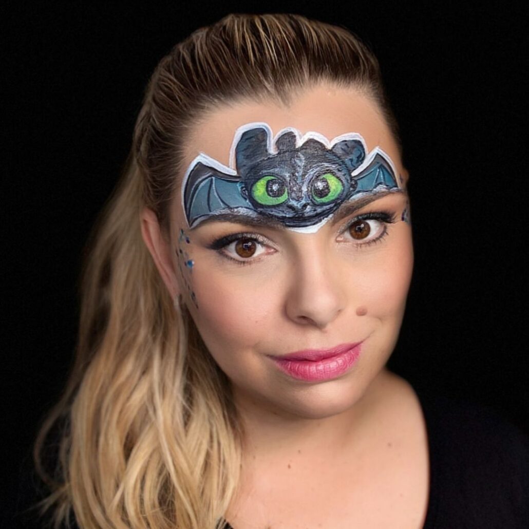 Toothless schmink van opzij met volle afwerking en glitterdetails, SchminkenGrime.nl