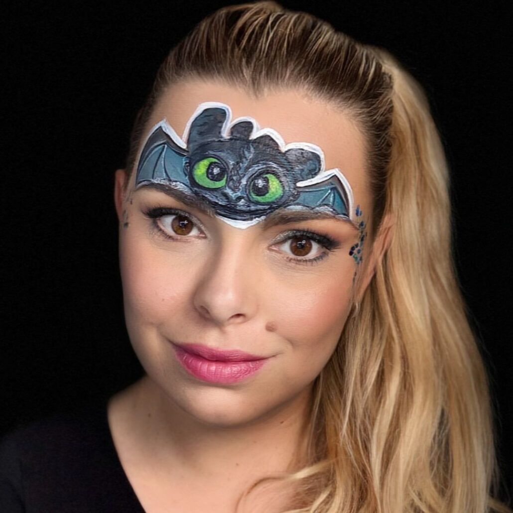 Compleet Toothless schmink voorbeeld met witte omlijning en blauwe glitterdetails, SchminkenGrime.nl