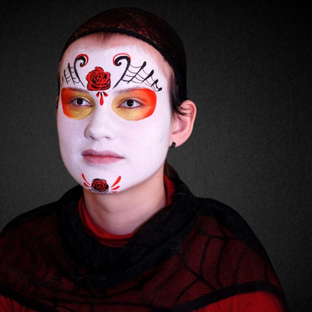 Spinnenwebben en roosjes toegevoegd aan Day of the Dead schmink, verkrijgbaar bij SchminkenGrime.nl