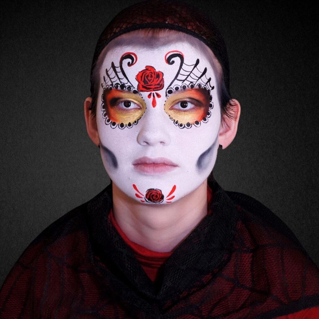 Schaduweffect onder jukbeenderen met Starblend poeder bij Day of the Dead schmink, verkrijgbaar bij SchminkenGrime.nl