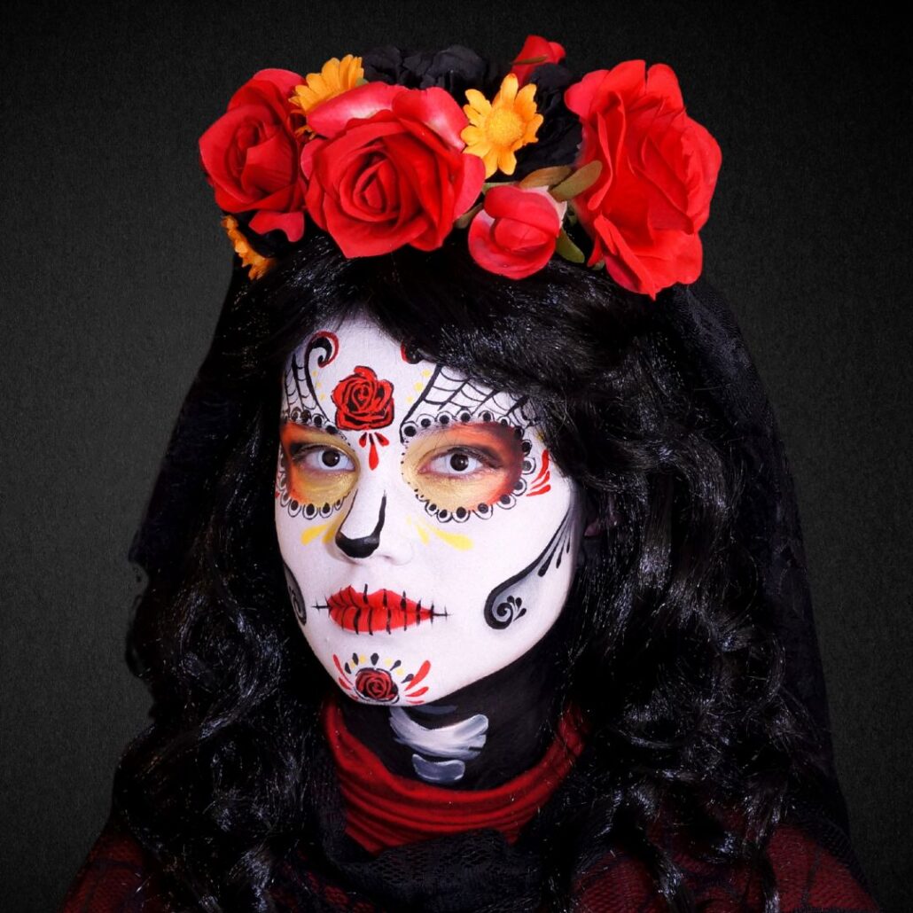 Day of the Dead schmink afgewerkt met bloemenkrans in rood en geel, verkrijgbaar bij SchminkenGrime.nl
