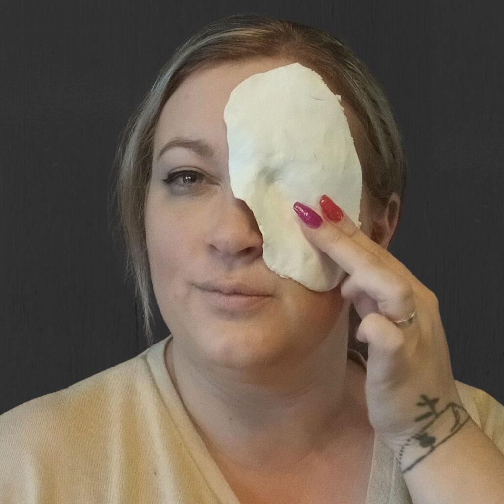 Phantom make-up masker van witte klei stap 1 Halloween look, verkrijgbaar bij SchminkenGrime.nl
