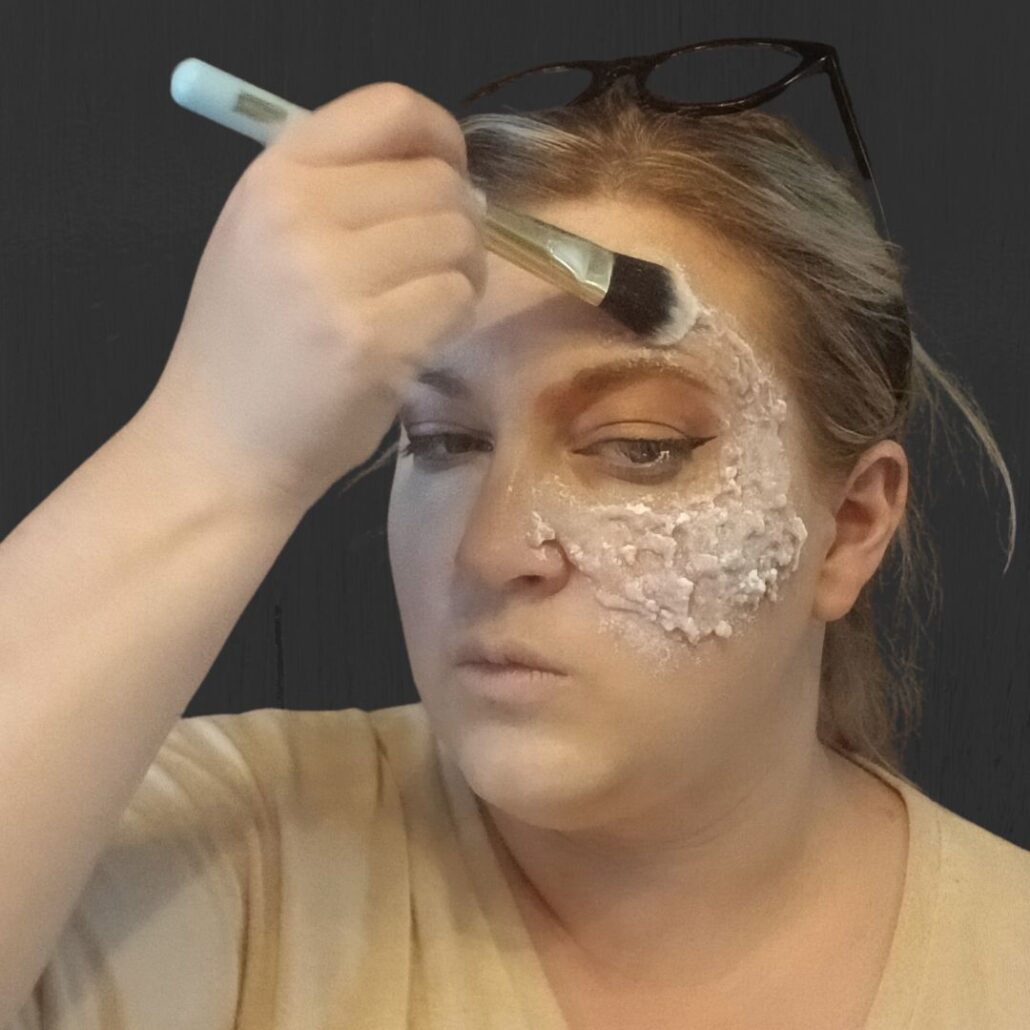 Phantom make-up silicone afpoederen met Mehron poeder stap 5, verkrijgbaar bij SchminkenGrime.nl
