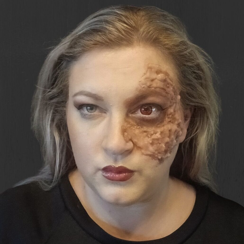 Phantom make-up lippen rood maken met Grimas lipgloss stap 7, verkrijgbaar bij SchminkenGrime.nl