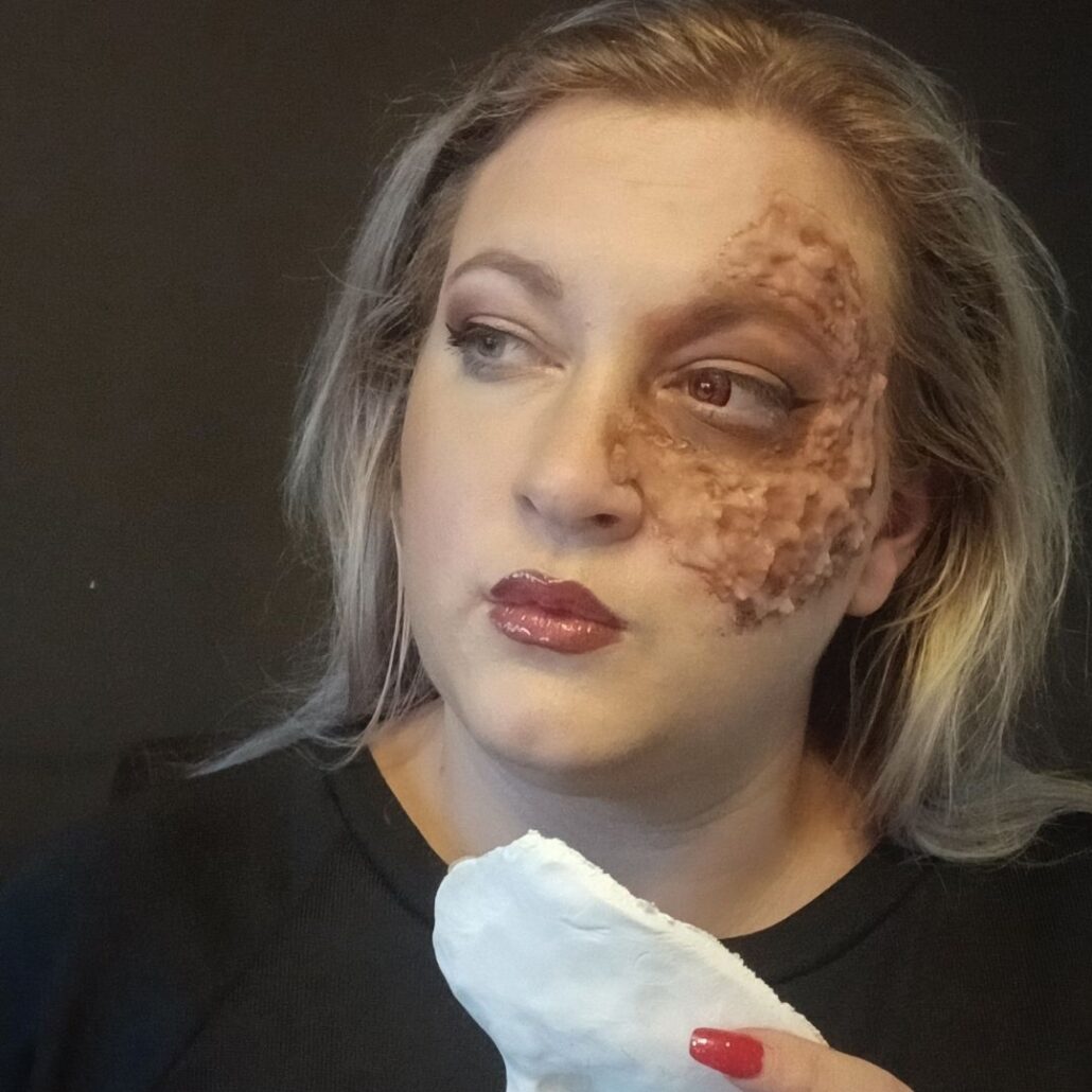 Phantom make-up rode kleurlens toevoegen stap 8 Halloween look, verkrijgbaar bij SchminkenGrime.nl