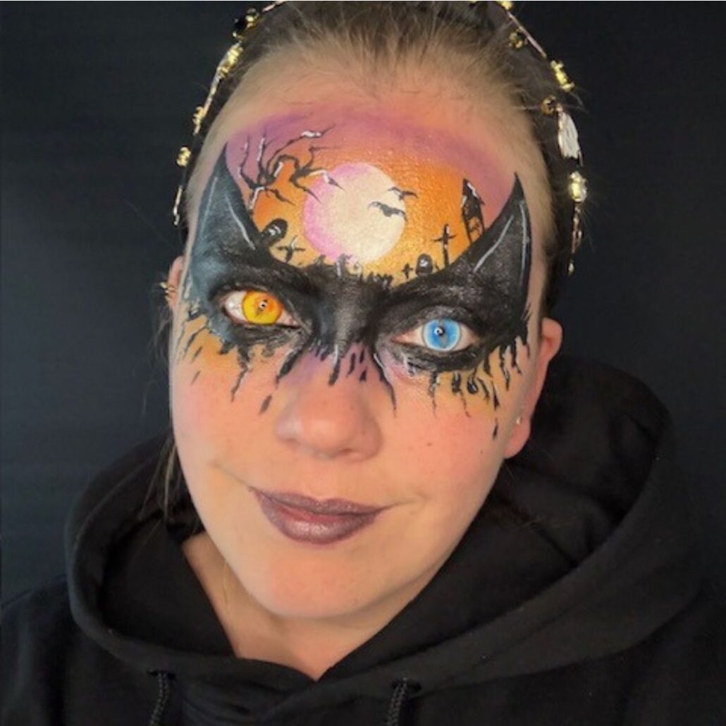 Graveyard schmink eindresultaat met maan, kerkhof en kattenmasker – Halloween schmink voorbeeld verkrijgbaar bij SchminkenGrime.nl