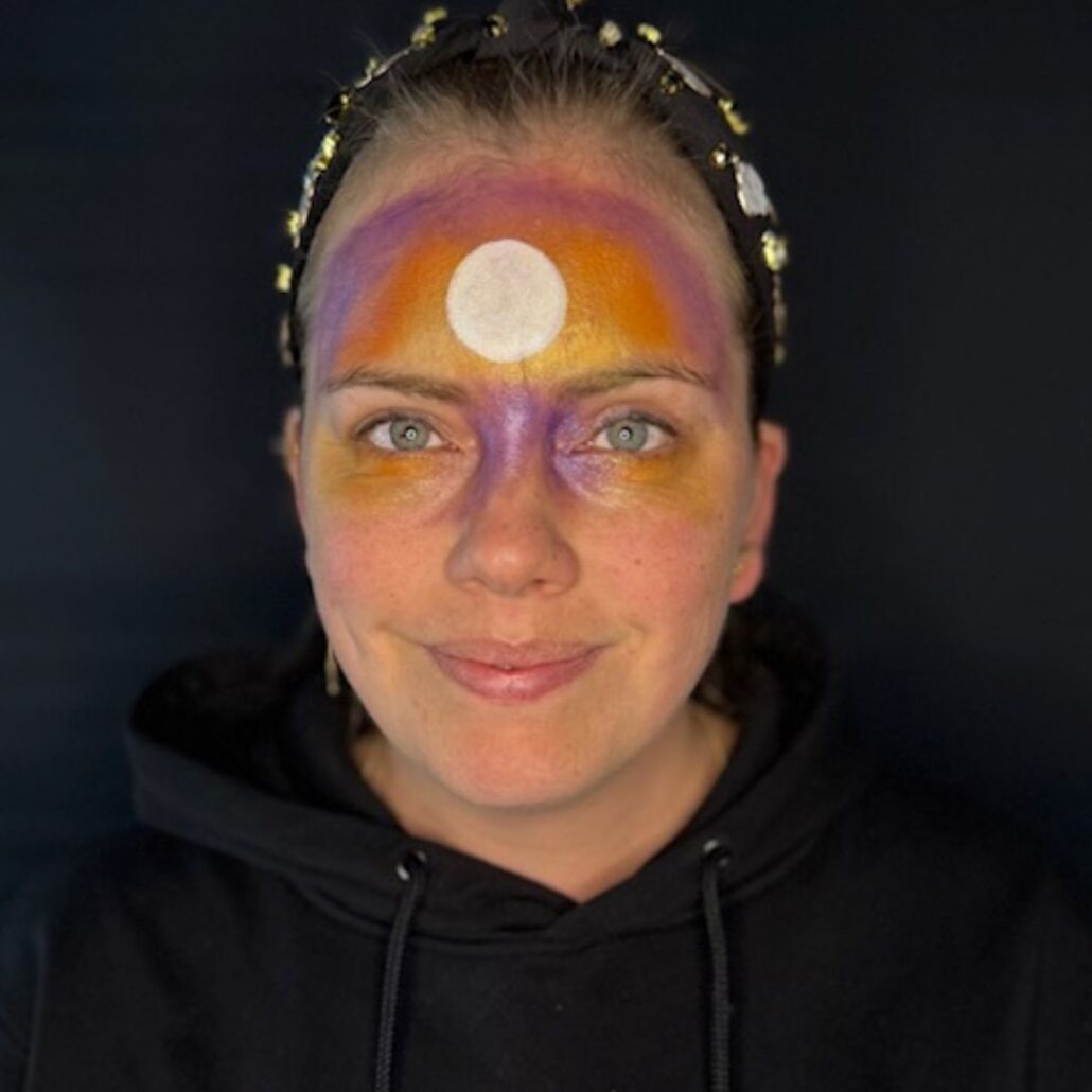 Graveyard schmink met witte maan, gestempeld met DFX wit schmink – verkrijgbaar bij SchminkenGrime.nl