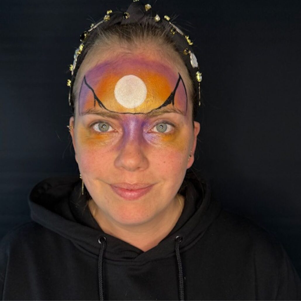 Graveyard schmink kattenoren aftekenen met zwart penseel – verkrijgbaar bij SchminkenGrime.nl