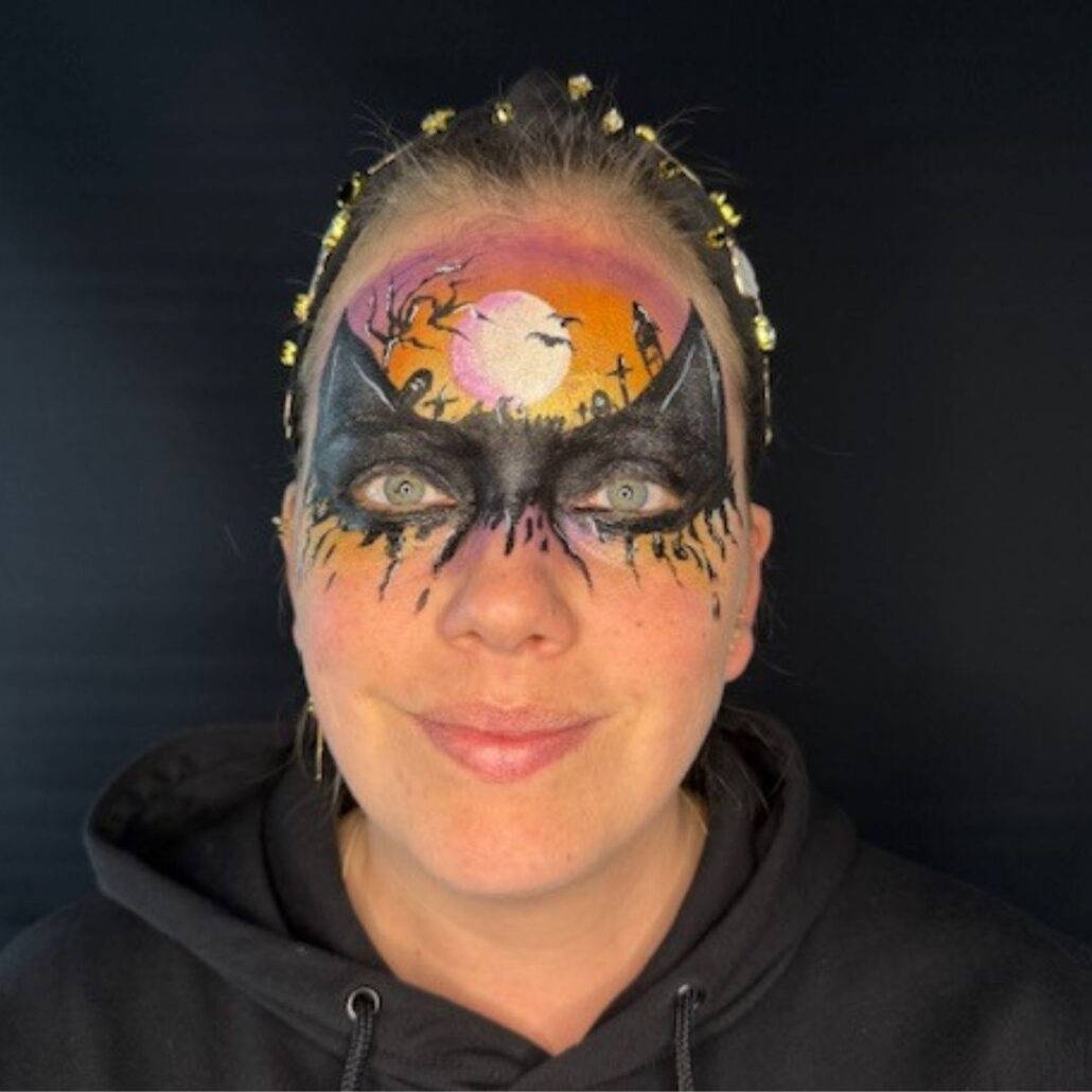 Graveyard schmink eindresultaat met maan en kerkhof, Halloween voorbeeld – verkrijgbaar bij SchminkenGrime.nl