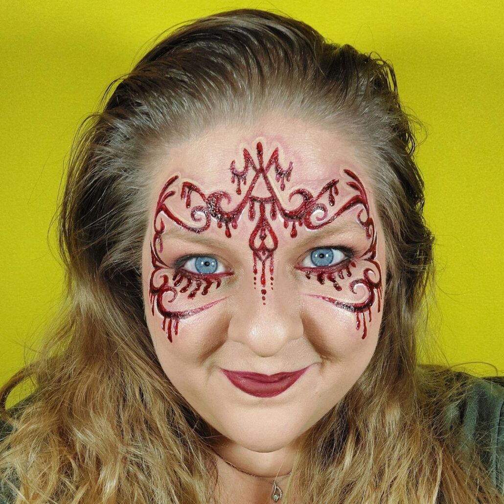 Bloederig masker schminken stap 8 met nepbloed onder de ogen in druppelvorm – verkrijgbaar bij SchminkenGrime.nl