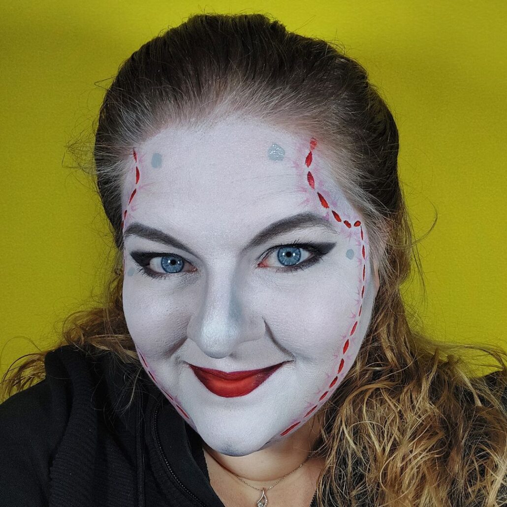 Grijze schroeven schminken bij de Bride of Frankenstein look – Halloween make-up idee – verkrijgbaar bij SchminkenGrime.nl