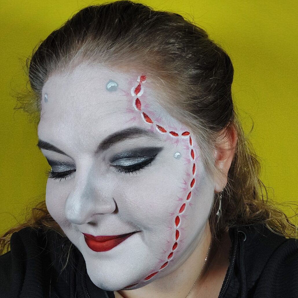 Highlights aanbrengen met witte schmink bij de Bride of Frankenstein make-up – verkrijgbaar bij SchminkenGrime.nl