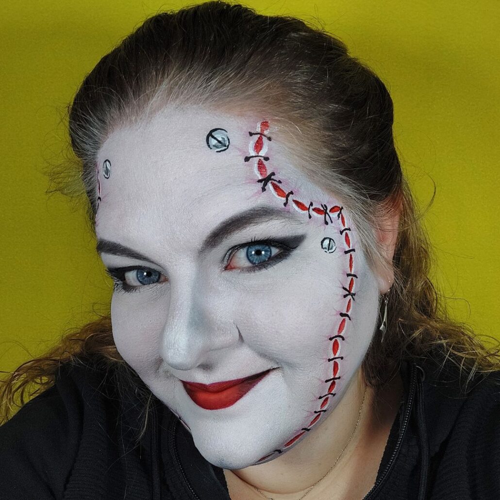 Zwarte hechtingen schminken bij de Bride of Frankenstein Halloween look – verkrijgbaar bij SchminkenGrime.nl