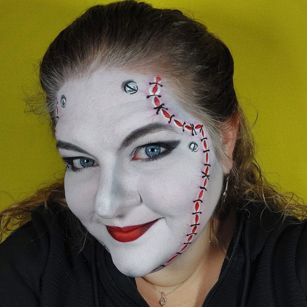 Schaduwen aanbrengen rond schroeven in de Bride of Frankenstein make-up – verkrijgbaar bij SchminkenGrime.nl