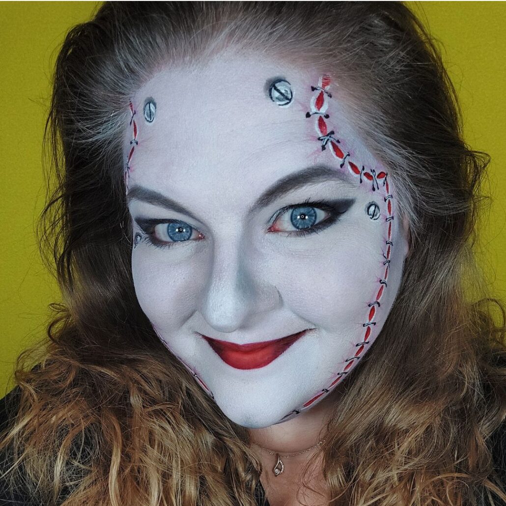 Witte highlights voor contrast in de Bride of Frankenstein make-up – verkrijgbaar bij SchminkenGrime.nl