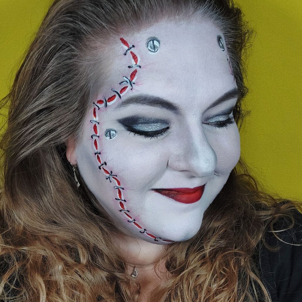 Bride of Frankenstein make-up fixeren met setting spray – Halloween look – verkrijgbaar bij SchminkenGrime.nl