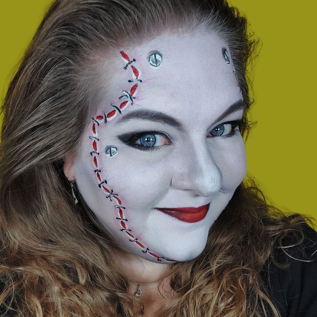 Bride of Frankenstein Halloween make-up eindresultaat – wit gezicht, zwarte ogen en rode hechtingen – verkrijgbaar bij SchminkenGrime.nl
