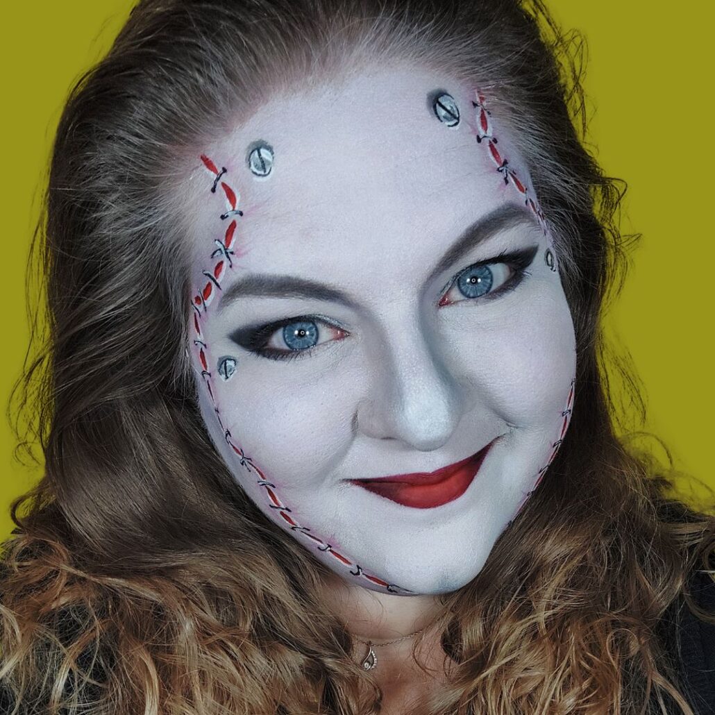 Bride of Frankenstein look close-up – hechtingen en rode lippen Halloween make-up – verkrijgbaar bij SchminkenGrime.nl
