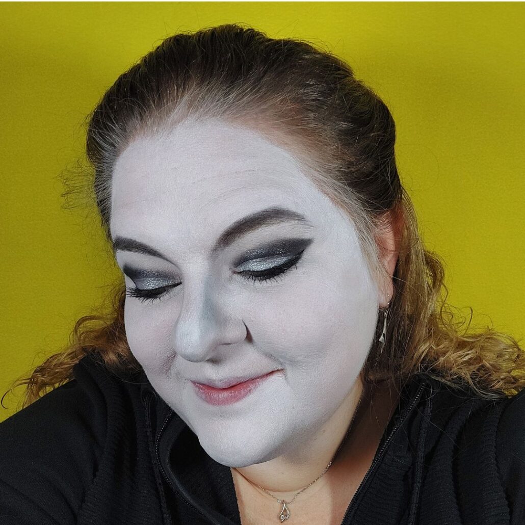 Bride of Frankenstein oogmake-up aanbrengen met grijs en zwart – Halloween look – verkrijgbaar bij SchminkenGrime.nl