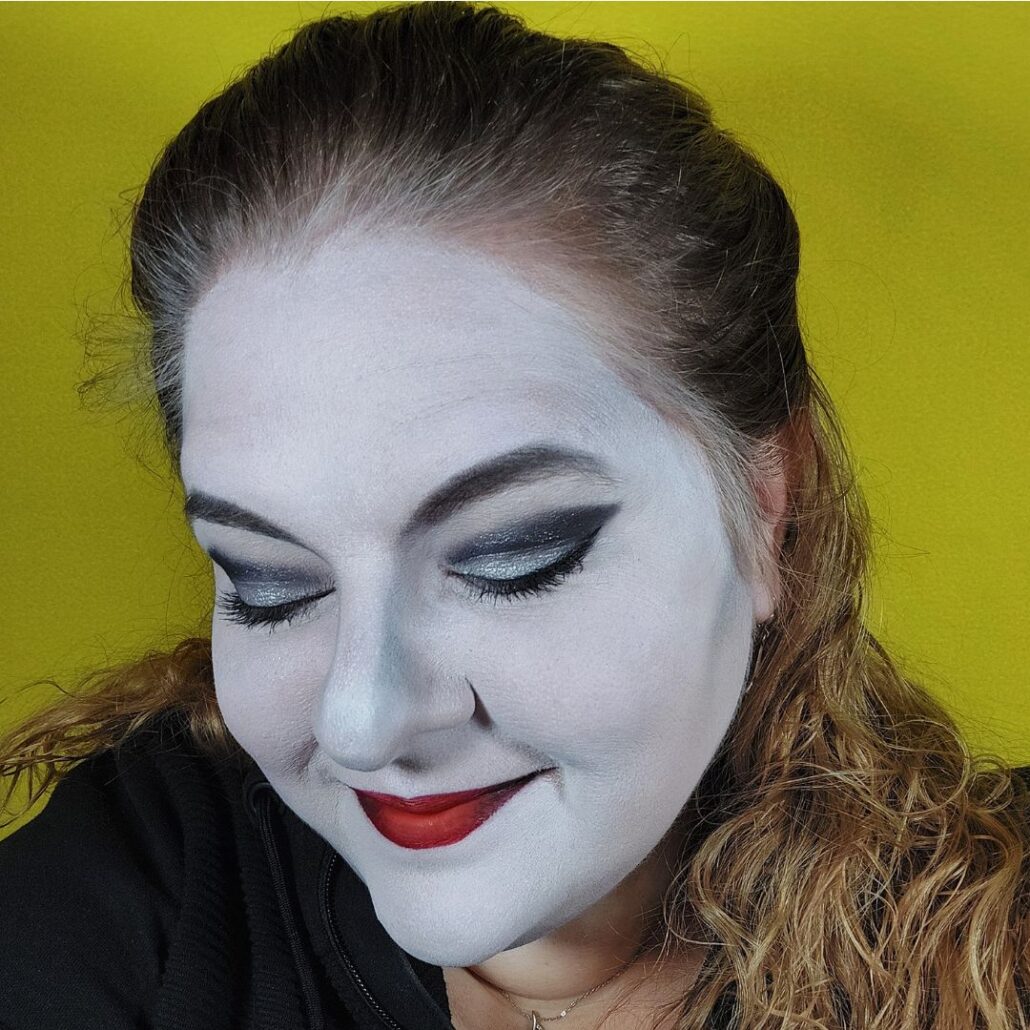 Bride of Frankenstein donkere contouren aanbrengen voor schaduw en diepte – verkrijgbaar bij SchminkenGrime.nl