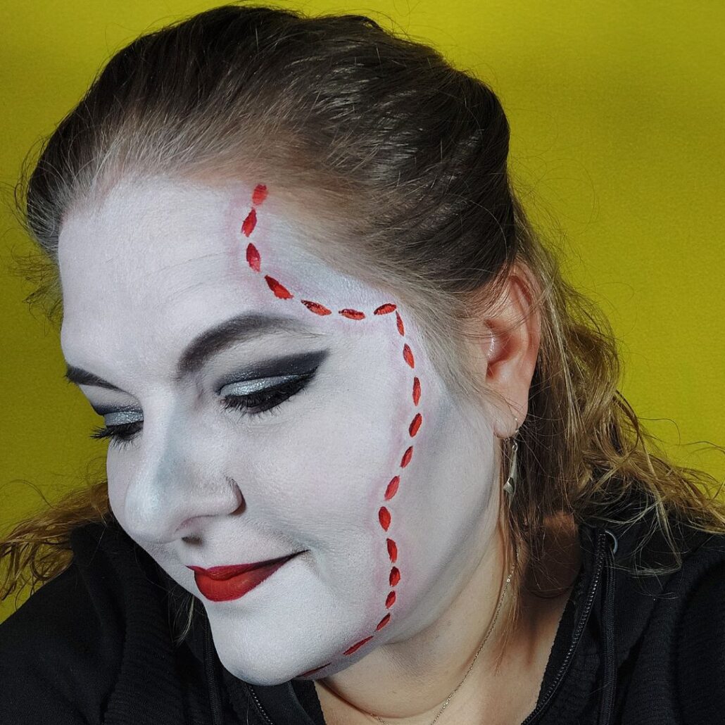 Bride of Frankenstein hechtingen omlijnen met plumkleurige schmink – griezelige details – verkrijgbaar bij SchminkenGrime.nl