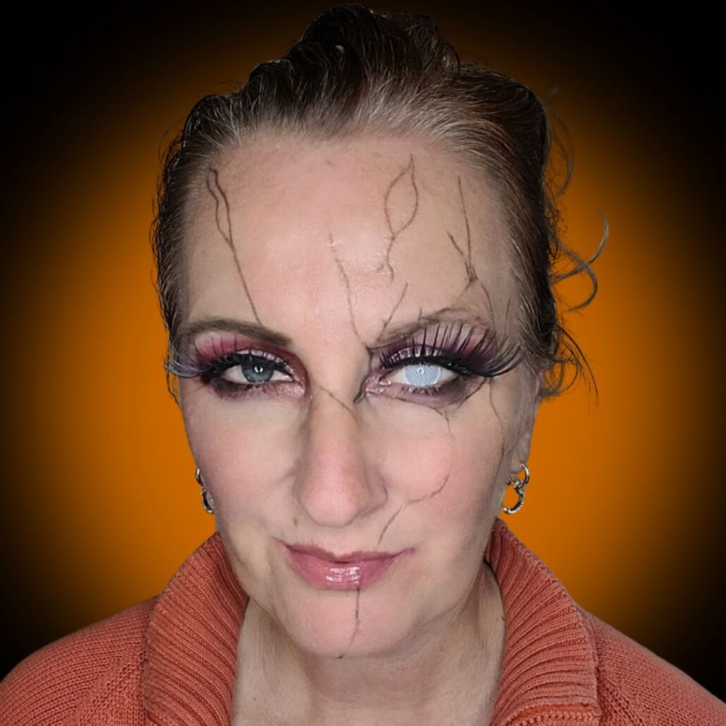 Chucky Halloween make-up met rode littekens en witte lens, glam en eng, verkrijgbaar bij SchminkenGrime.nl