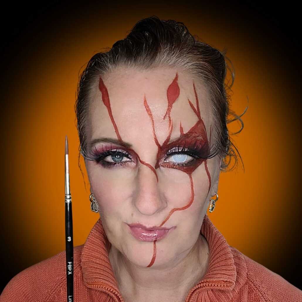 Chucky Halloween make-up met rode schmink en donkere oogschaduw, stap voor stap aangebracht, verkrijgbaar bij SchminkenGrime.nl
