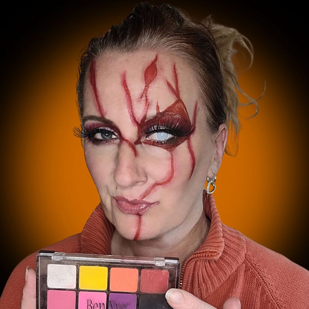 Chucky Halloween make-up met accentlijnen en schaduwen rond de littekens, verkrijgbaar bij SchminkenGrime.nl