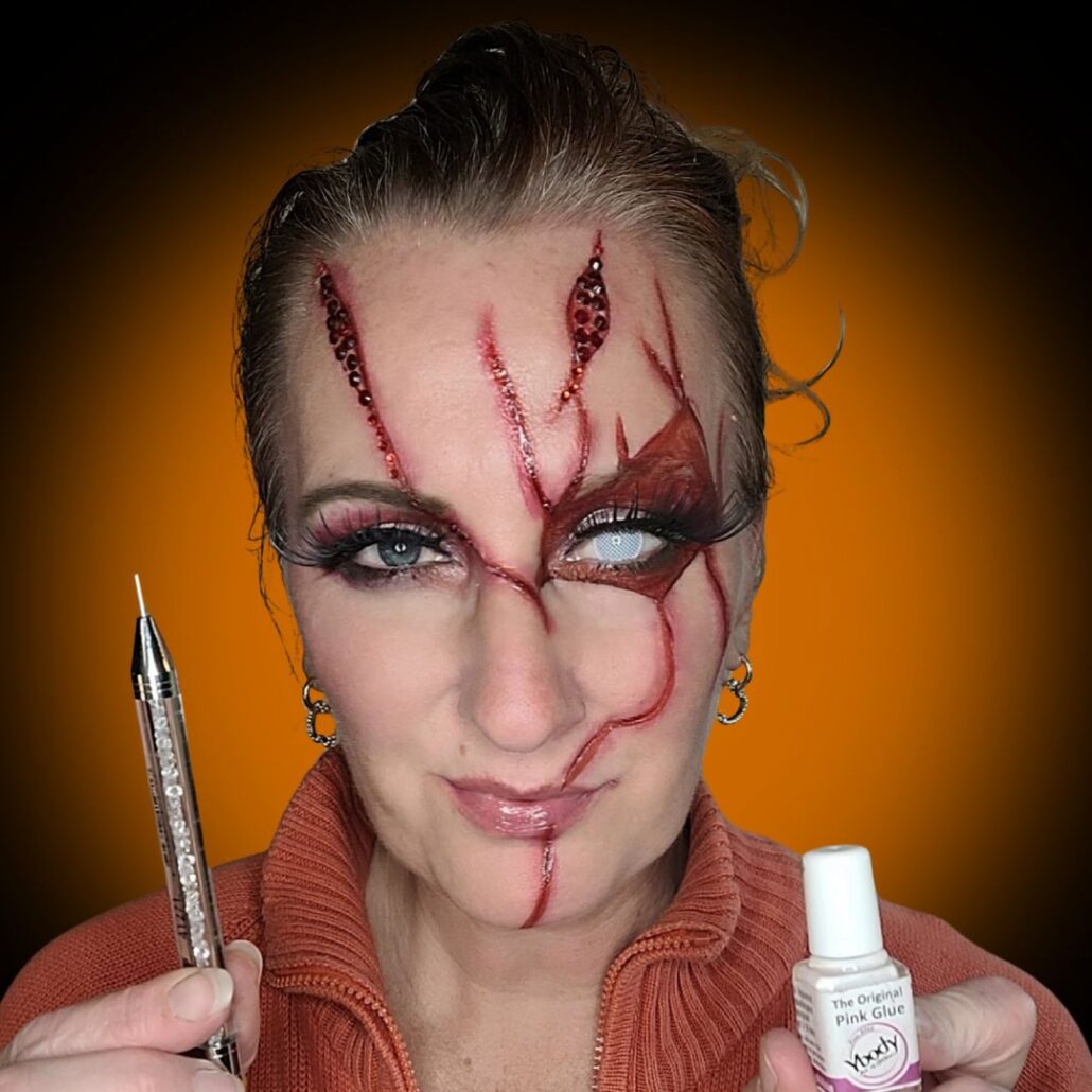 Chucky Halloween make-up met glitterende hechtingen en huidlijm, glam effect, verkrijgbaar bij SchminkenGrime.nl