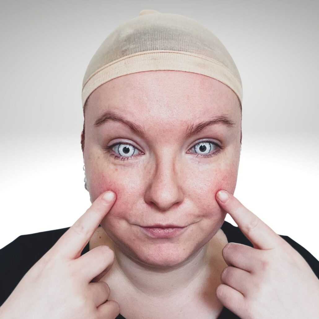 White vampire kleurlenzen inzetten voor demon schmink look, verkrijgbaar bij SchminkenGrime.nl