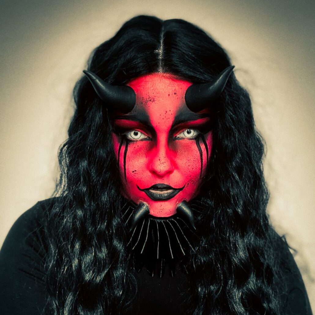 Demon schmink look met zwarte hoorns en rode basis in zijaanzicht, verkrijgbaar bij SchminkenGrime.nl