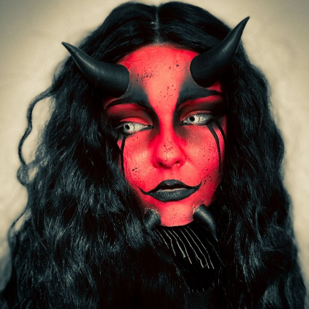 Demon schmink look met zwarte hoorns en intense oogopslag, verkrijgbaar bij SchminkenGrime.nl