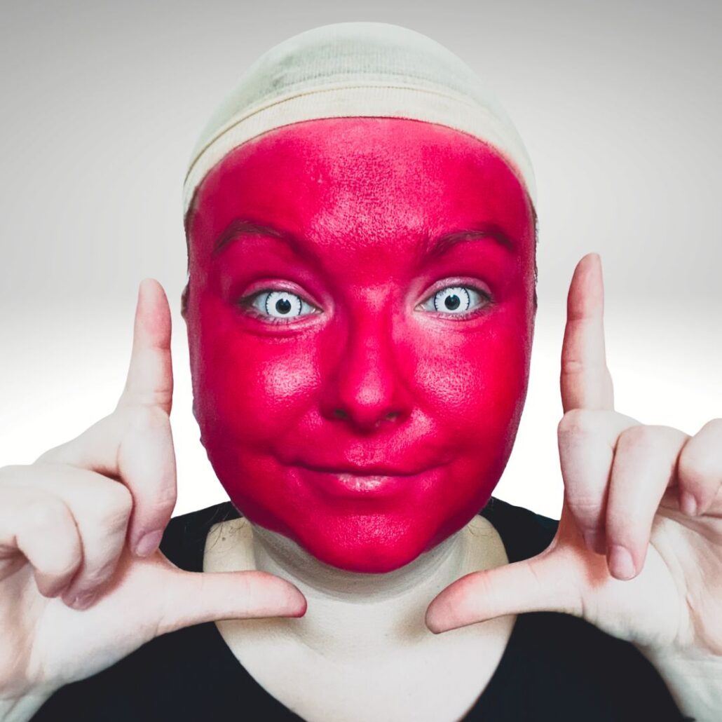 Rode basis aanbrengen met Mehron Creamblend Stick Red voor demon schmink, verkrijgbaar bij SchminkenGrime.nl