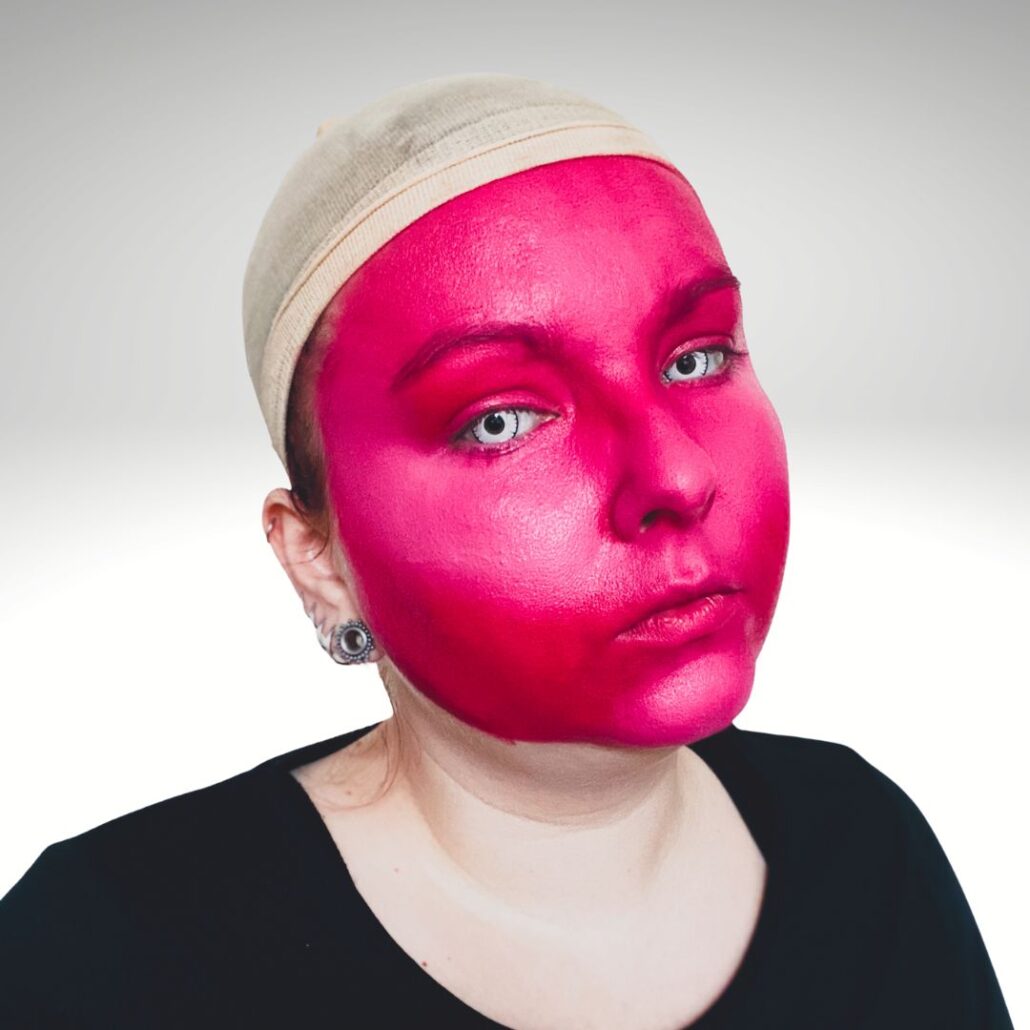 Roze highlights aanbrengen met Mehron Creamblend Stick Pink voor demon schmink, verkrijgbaar bij SchminkenGrime.nl