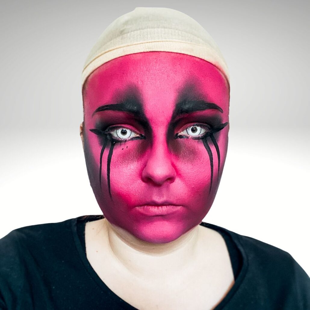 Eyeliner aanbrengen met zwarte schmink voor demon look, verkrijgbaar bij SchminkenGrime.nl