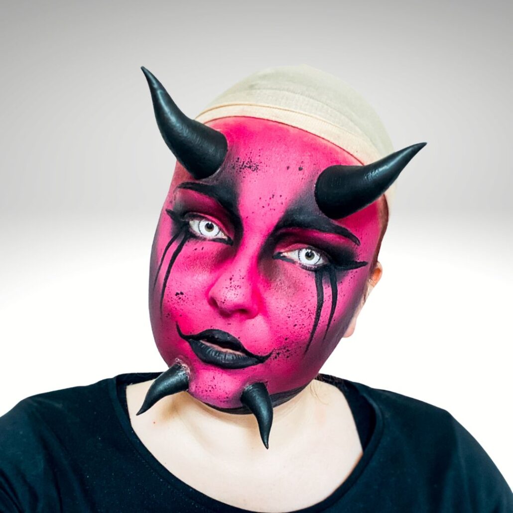 Latex hoorns aanbrengen met spirit gum voor demon schmink look, verkrijgbaar bij SchminkenGrime.nl