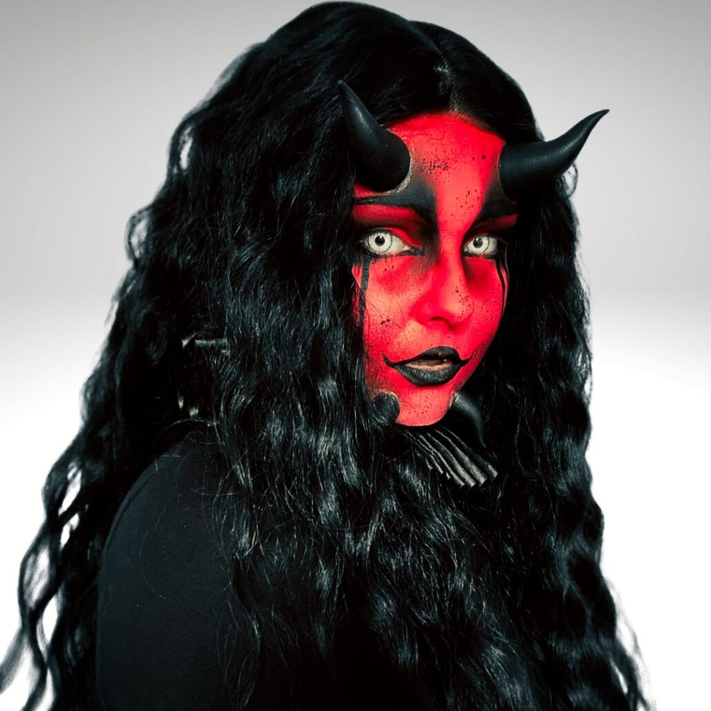 Compleet eindresultaat demon schmink look met hoorns en rode basis, verkrijgbaar bij SchminkenGrime.nl