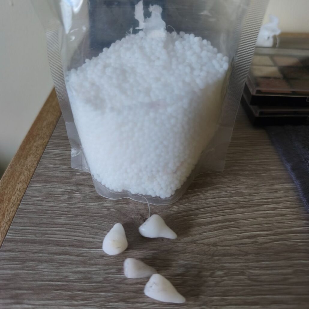 demoon make-up look hoorns maken met polymorph boetseerplastiek, verkrijgbaar bij SchminkenGrime.nl