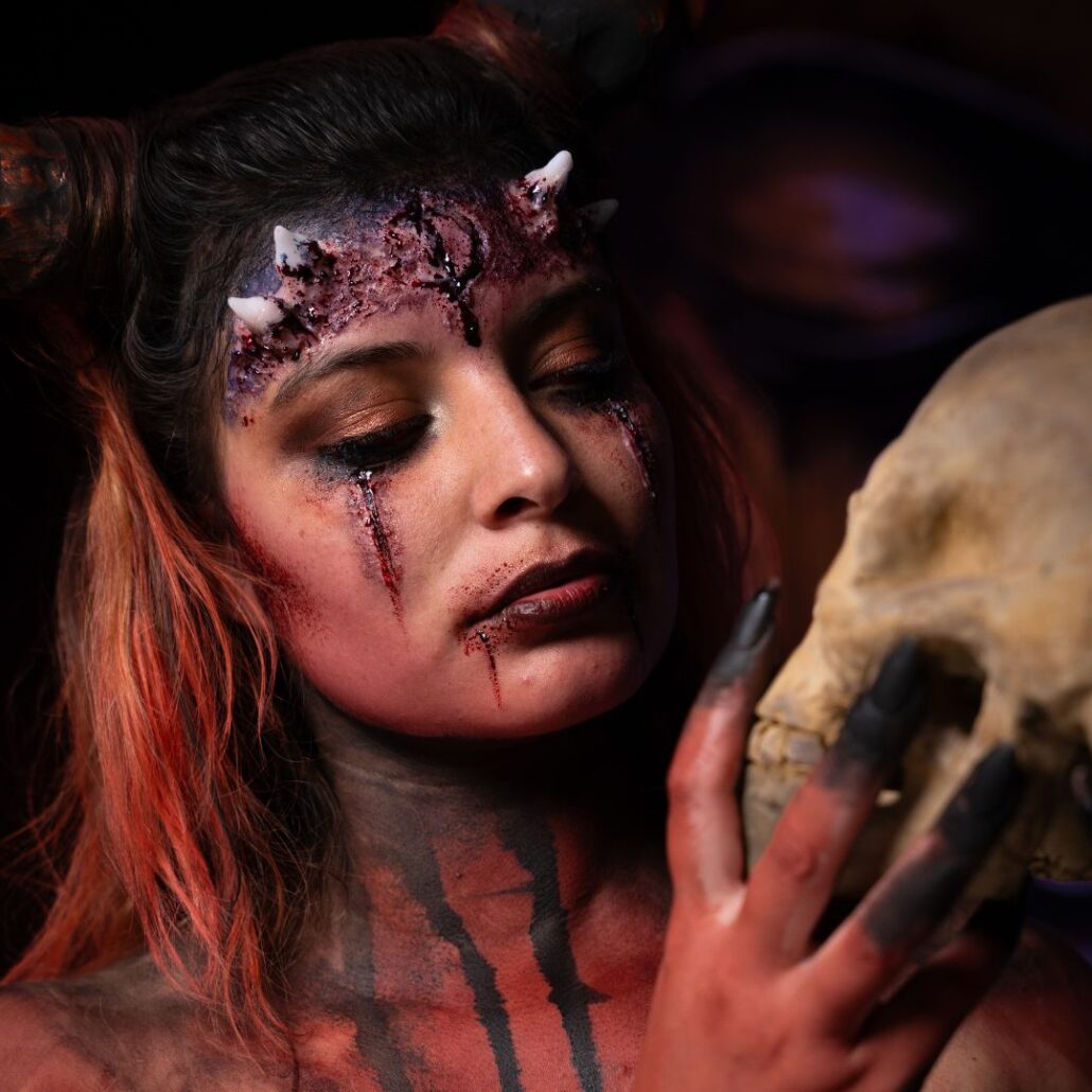 demoon make-up look met schedel en rode tinten, verkrijgbaar bij SchminkenGrime.nl