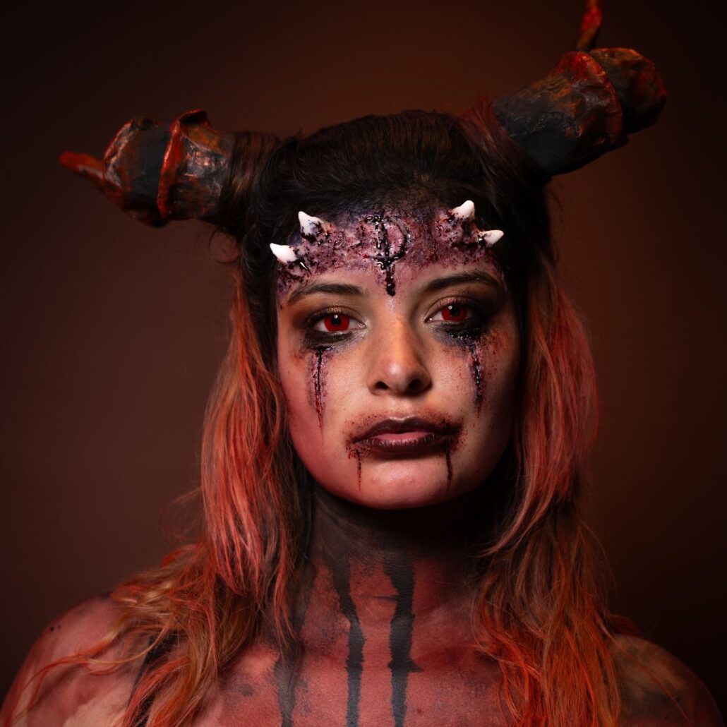 demoon make-up look met rode kleurlenzen en hoorns, verkrijgbaar bij SchminkenGrime.nl