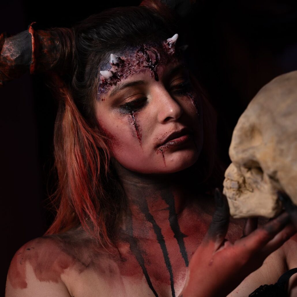 demoon make-up look close-up met schedel en donkere achtergrond, verkrijgbaar bij SchminkenGrime.nl