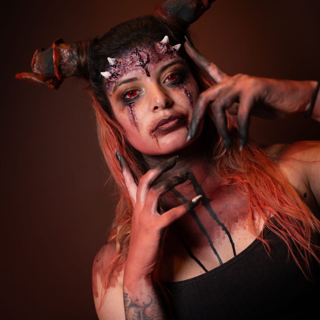 demoon make-up look met rode ogen en zwarte vingers, verkrijgbaar bij SchminkenGrime.nl